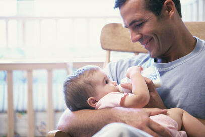 dad_feeding_baby_bottle.jpg